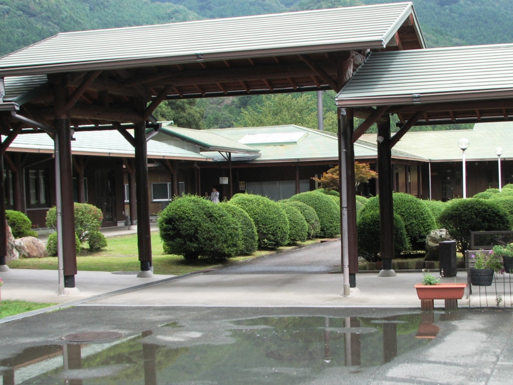 学童農園山びこの丘、中庭が綺麗に整備されています。